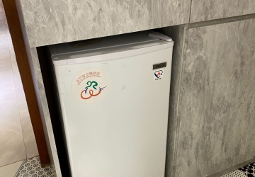 冷藏備品不煩惱｜逗琉民宿設有小冰箱與營業用冰箱